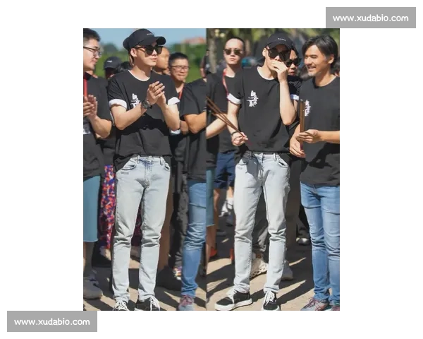 王琳凯胸肌引热议!皮衣造型藏不住健硕身材